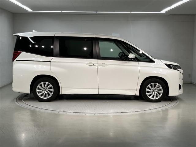 ノア Ｇ　衝突軽減ブレーキ　地上デジタル　ＬＥＤライト　アルミ　キーフリー　クルコン　試乗車　盗難防止装置　ＤＶＤ再生　横滑り防止　３列シート　メモリーナビ　Ｂカメラ　ミュージックプレイヤー接続可　ドラレコ（3枚目）