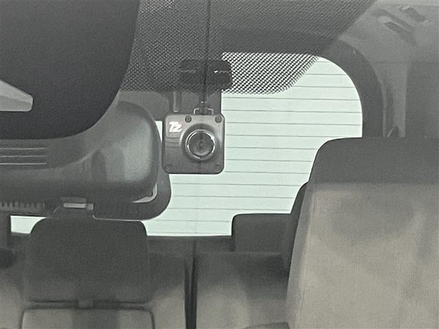 ノア Ｇ　衝突軽減ブレーキ　地上デジタル　ＬＥＤライト　アルミ　キーフリー　クルコン　試乗車　盗難防止装置　ＤＶＤ再生　横滑り防止　３列シート　メモリーナビ　Ｂカメラ　ミュージックプレイヤー接続可　ドラレコ（12枚目）