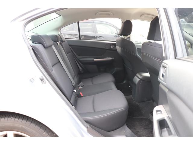 ■リヤシートの足元は広々しておりますので、長時間のドライブもくつろぐ事ができます