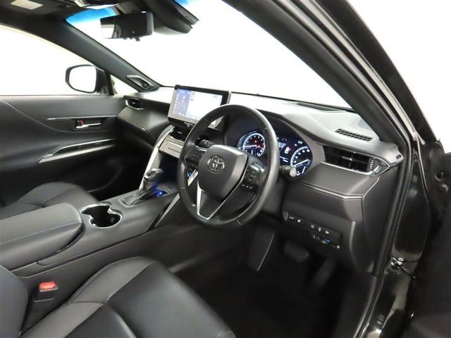 高級感のある美しいインテリアデザインの運転席です。