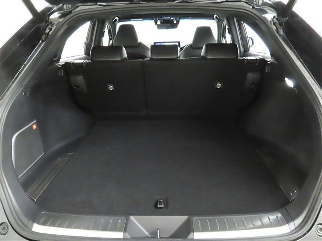 後席使用時でも、十分な荷室空間を確保しております。