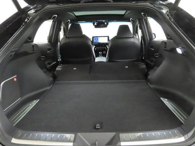後席を倒すとフラットな空間が広がり、長尺の荷物の積載も可能になります。