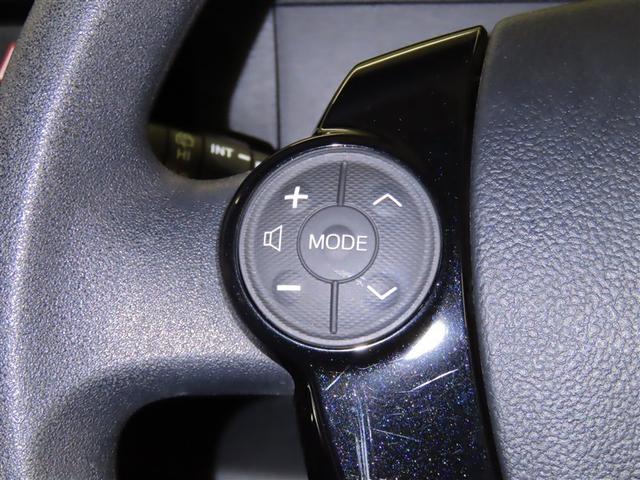 ハンドルから手を離さないでオーディオ等が操作できるステアリングスイッチがついてます。