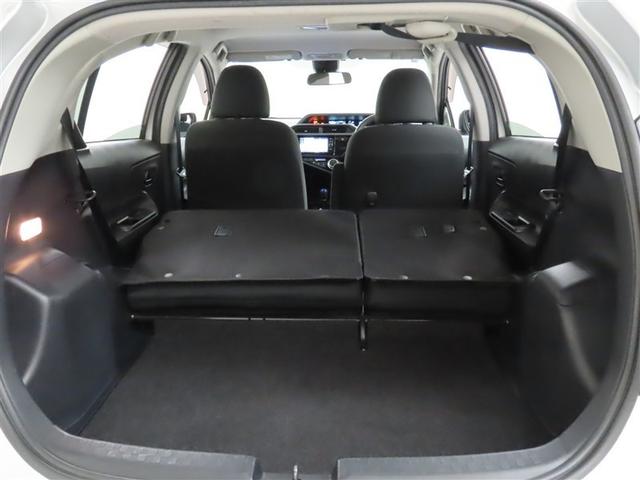 後席を倒すと、大きな荷物や長尺の荷物の積載も可能になります。