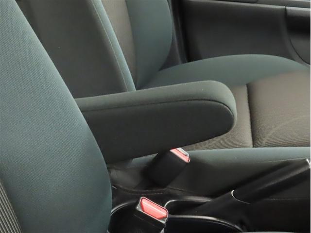 運転席にはアームレストがついてます。長時間の運転も疲れにくいですよ。