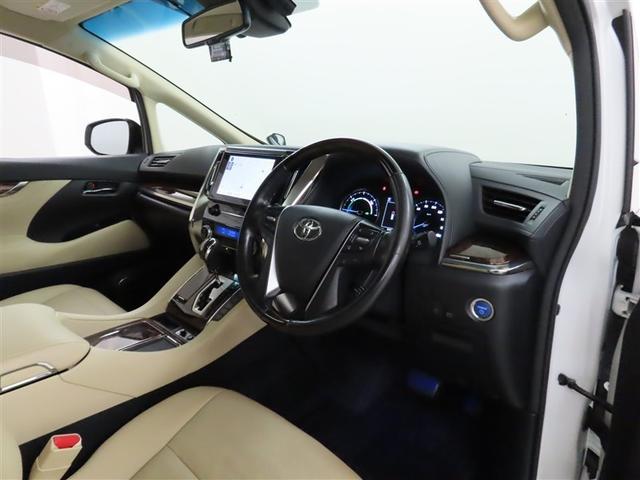 高級感のある美しいインテリアデザインの運転席です。