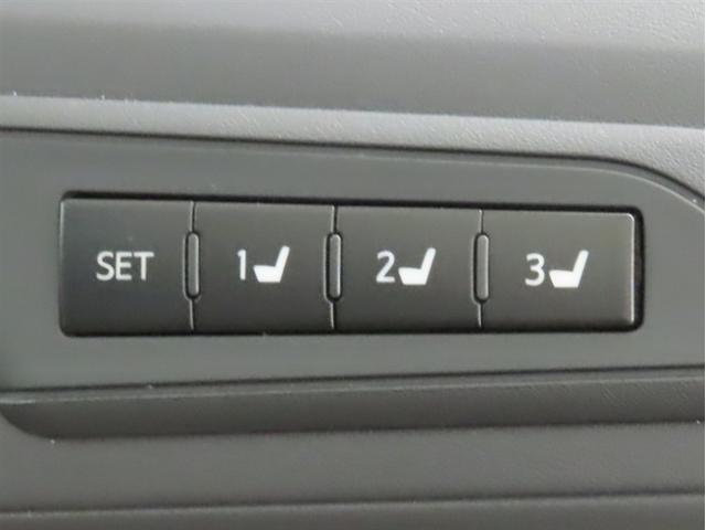 運転席は三人分のシートポジションを記憶します。