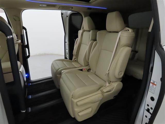 セカンドシートはキャプテンシートとなっております。使い勝手もいいですよ。