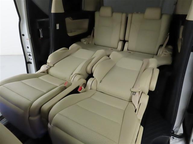 セカンドシートを倒すとフラットな空間が広がります。