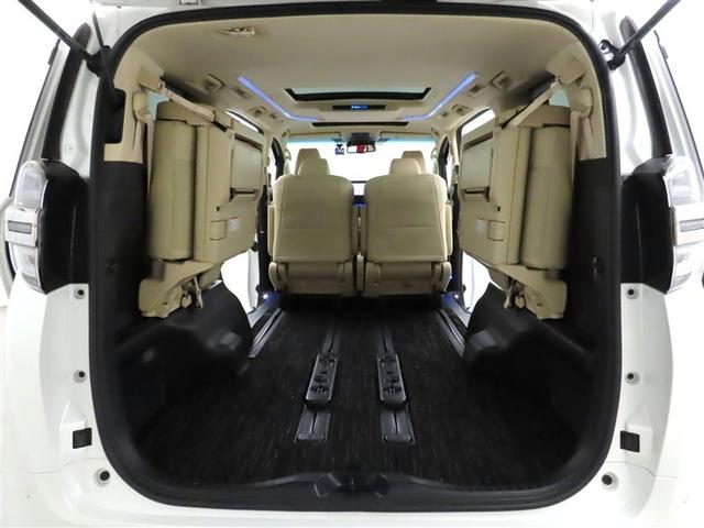 サードシートを跳ね上げ格納すると、大きな荷室空間が現れます。