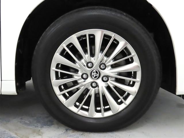 装着タイヤサイズは、２２５／６０Ｒ１７です。純正アルミホイールを装着しています。