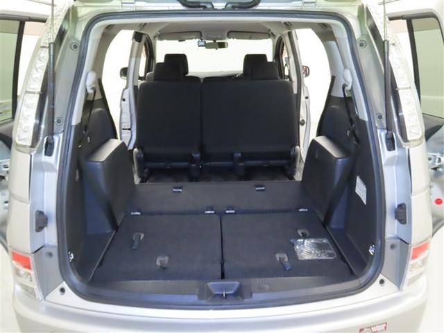サードシートを格納すると、フラットな空間が広がり、大きな荷室空間が現れます。