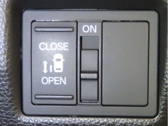 N-BOXカスタム G・EXホンダセンシング 衝突回避軽減ブレーキ Bluetooth対応SDナビ バックモニター ナビ連動式ETC 助手席側電動スライドドア CD&DVD再生 フルセグTV 取扱説明書 保証書 整備記録簿(3枚目)