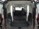 後席を倒すと、大きな荷物や長尺の荷物の積載も可能になります。