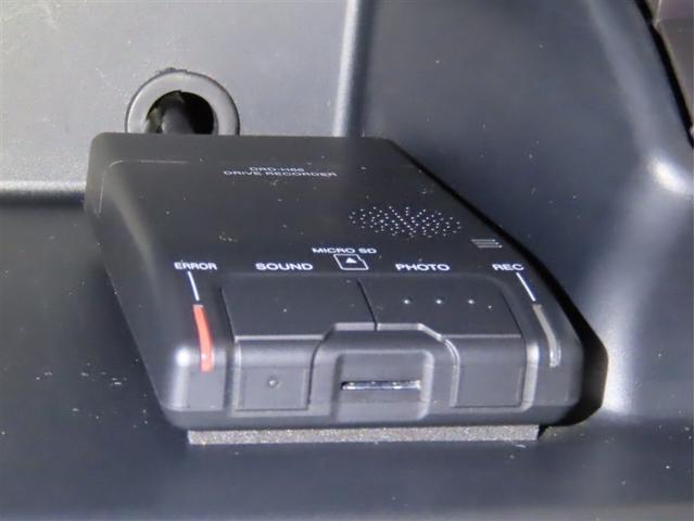 エスクァイア ハイブリッドＧｉ　トヨタ純正ナビ装着　９インチナビ　Ｂｌｕｅｔｏｏｔｈ機能搭載　ＥＴＣ装着車両　シートヒーター装着　ドライブレコーダー装着　両側パワースライドドア装着（3枚目）