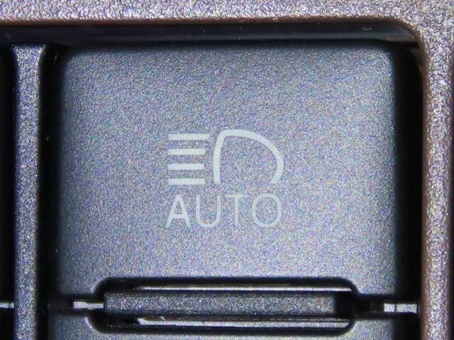 エスクァイア ハイブリッドＧｉ　トヨタ純正ナビ装着　９インチナビ　Ｂｌｕｅｔｏｏｔｈ機能搭載　ＥＴＣ装着車両　シートヒーター装着　ドライブレコーダー装着　両側パワースライドドア装着（17枚目）
