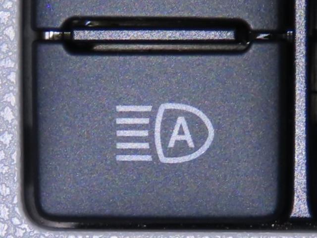 オートマチックハイビームを装備しております。