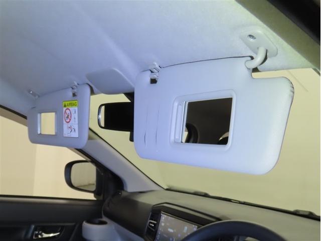 運転席と助手席にバニティミラー付サンバイザーを装備しております。