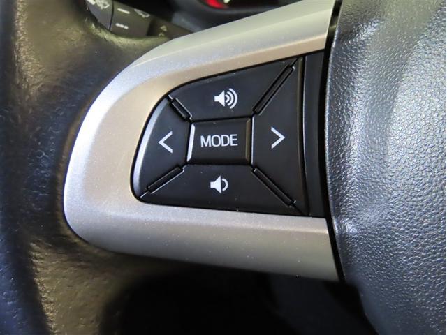 ハンドルから手を離さないでオーディオ等が操作できるステアリングスイッチがついてます。