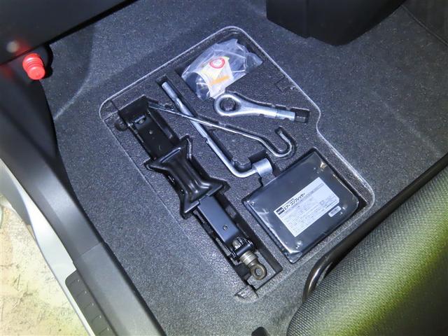 助手席の床下に車載工具が収納されています。