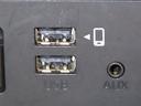 AUX端子とUSB端子を装備しています。