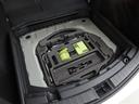 デッキボードの下に車載工具が装備されています。