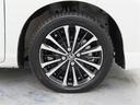装着タイヤサイズは、175/55R15です。純正アルミホイールを装着しています。