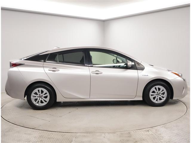 プリウス Ｓ　ＬＥＤヘット　盗難防止システム　スマキー　ＡＣ　ナビ＆ＴＶ　メディアプレイヤー接続　横滑り防止システム　バックガイドモニター　アルミホイール　運転席パワーウィンドウ　整備点検記録簿　サイドエアバック（4枚目）