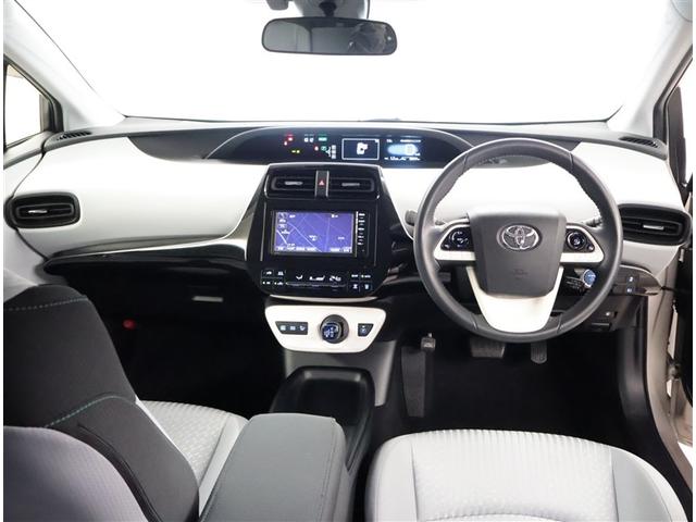 プリウス Ｓ　ＬＥＤヘット　盗難防止システム　スマキー　ＡＣ　ナビ＆ＴＶ　メディアプレイヤー接続　横滑り防止システム　バックガイドモニター　アルミホイール　運転席パワーウィンドウ　整備点検記録簿　サイドエアバック（5枚目）