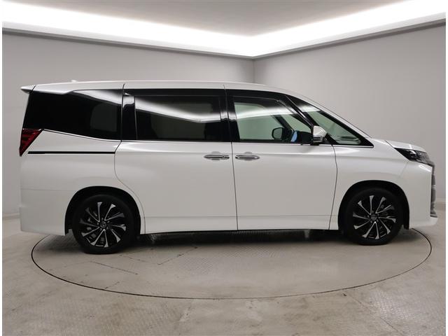 ノア ハイブリッドＳ－Ｚ　横滑り防止機能　エアバッグ　オートクルーズコントロール　地デジ　両側自動ドア　ダブルエアコン　スマートエントリー　ＬＥＤランプ　バックモニター　メモリナビ　３列シート　ＥＴＣ付き　ＡＢＳ　ＡＣ１００Ｖ（4枚目）