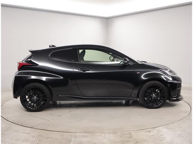 ＧＲヤリス ＲＳ　スマートキ　助手席エアバッグ　ＥＴＣ付　サイドエアバッグ　バックカメラ　ＬＥＤヘッドライ　横滑り防止機能　オートクルーズコントロール　キーレス　メモリーナビ　点検記録簿　アルミホイール　ＡＢＳ　ナビ（4枚目）