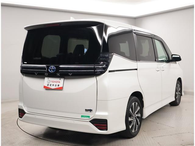 ヴォクシー ハイブリッドＳ－Ｚ　パワーウィンドウ　ＤＶＤ再生機能　インテリキー　横滑防止装置　地デジＴＶ　アクティブクルーズコントロール　フルオートエアコン　リアカメラ　エアバッグ　ＡＢＳ　１００Ｖ充電　ナビＴＶ　ＷＡＣ　キーレス（3枚目）