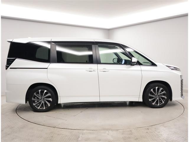 ヴォクシー ハイブリッドＳ－Ｚ　パワーウィンドウ　ＤＶＤ再生機能　インテリキー　横滑防止装置　地デジＴＶ　アクティブクルーズコントロール　フルオートエアコン　リアカメラ　エアバッグ　ＡＢＳ　１００Ｖ充電　ナビＴＶ　ＷＡＣ　キーレス（4枚目）