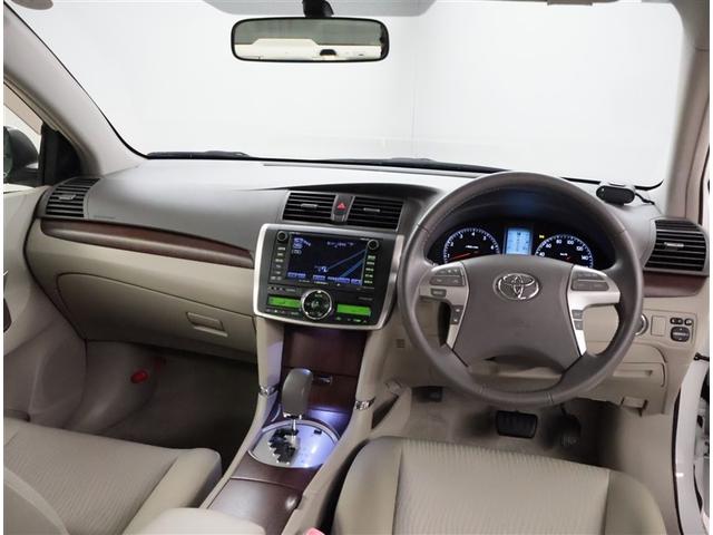 スタイリッシュなデザインのインパネ。各操作スイッチは使いやすい位置に配置されてます。