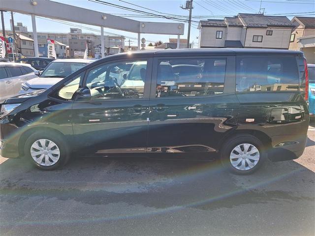 ノア Ｘ　ブレーキサポート　イモビライザー　アイドリングストッ　メンテナンスノート　ＤＶＤ再生可　デュアルエアコン　クルーズＣ　バックモニタ－　地デジＴＶ　ＬＥＤランプ　スマートキ　オートエアコン　ＥＳＣ　３列（4枚目）