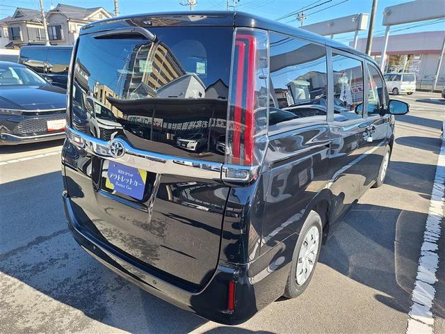 ノア Ｘ　ブレーキサポート　イモビライザー　アイドリングストッ　メンテナンスノート　ＤＶＤ再生可　デュアルエアコン　クルーズＣ　バックモニタ－　地デジＴＶ　ＬＥＤランプ　スマートキ　オートエアコン　ＥＳＣ　３列（5枚目）