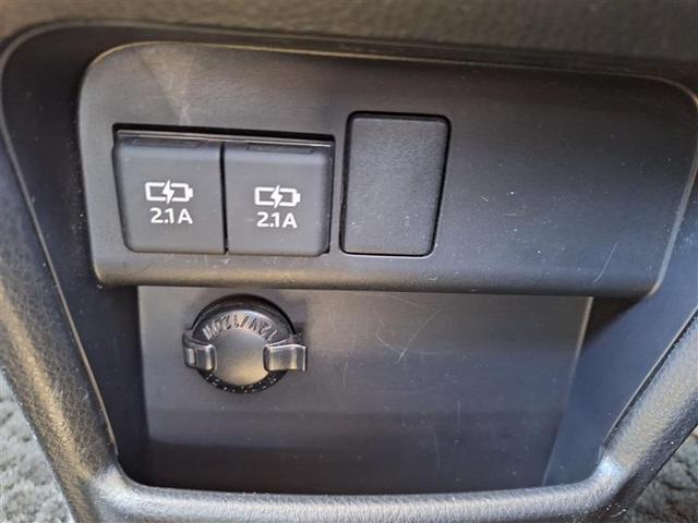 ノア Ｘ　ブレーキサポート　イモビライザー　アイドリングストッ　メンテナンスノート　ＤＶＤ再生可　デュアルエアコン　クルーズＣ　バックモニタ－　地デジＴＶ　ＬＥＤランプ　スマートキ　オートエアコン　ＥＳＣ　３列（12枚目）