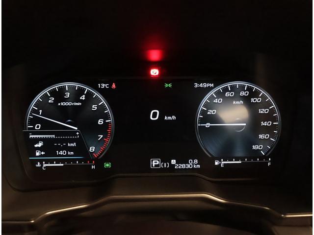 とっても見やすいメーターです。夜間時はラグジュアリーな気分にさせてくれる照明が魅力ですので、夜のドライブも楽しみになりますよ♪