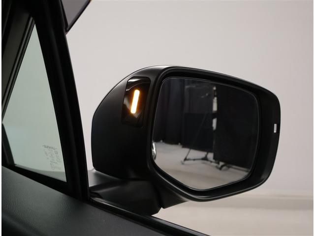 予防安全機能の１つ、ブラインドスポットモニター付き。隣の車線を走る車両をレーダーで検知し、ドアミラーでは確認しにくい後測方エリアに存在する車両に加えて、急接近してくる車両も検知します。