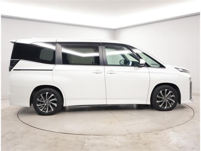 ヴォクシー Ｓ－Ｚ　ＤＶＤ再生機能　スマートキープッシュスタート　両側電動パワースライドドア　パワーウインドウ　ＥＴＣ車載器　ＬＥＤライト　デュアルエアコン　アルミホイール　盗難防止装置　記録簿　横滑り防止機能　ナビＴＶ（4枚目）