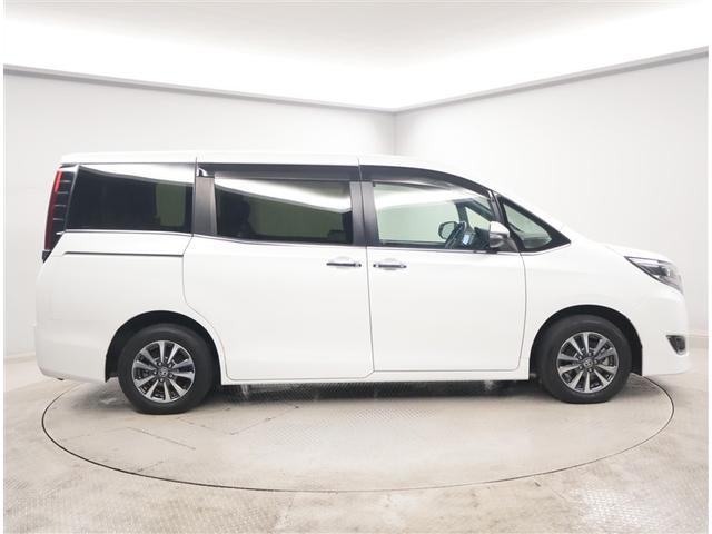 エスクァイア ハイブリッドＧｉ　Ｒカメラ　ＡＡＣ　ナビ＆ＴＶ　リアエアコン　記録簿付き　地デジ　クルーズコントロール　ＬＥＤライト　キーレスエントリー　スマートキー付　ＤＶＤ再生可　エアバック　横滑防止装置　盗難防止システム　ＥＴＣ（4枚目）