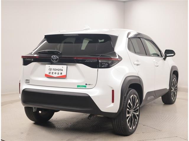 ヤリスクロス ハイブリッドＺ　インテリジェントキー　アルミホイル　寒冷地　ＬＥＤライト　リアカメラ　ナビ　クルーズコントロール　整備記録簿　横滑り防止システム　メモリーナビゲーション　電動シ－ト　パワステ　オートエアコン　ＡＢＳ（3枚目）