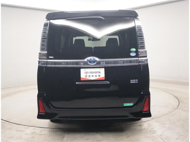 ヴォクシー ハイブリッドＺＳ　煌ＩＩＩ　両側オートスライドドア　点検記録簿　ＬＥＤライト　オートクルーズ　Ｂモニター　ＡＢＳ　エアバッグ　横滑り防止機能　アルミ　スマキー　キーレス　オートエアコン　ＤＶＤ再生可能　フルセグＴＶ　ナビ＆ＴＶ（2枚目）