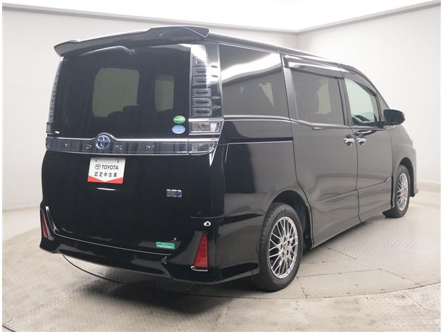 ヴォクシー ハイブリッドＺＳ　煌ＩＩＩ　両側オートスライドドア　点検記録簿　ＬＥＤライト　オートクルーズ　Ｂモニター　ＡＢＳ　エアバッグ　横滑り防止機能　アルミ　スマキー　キーレス　オートエアコン　ＤＶＤ再生可能　フルセグＴＶ　ナビ＆ＴＶ（3枚目）