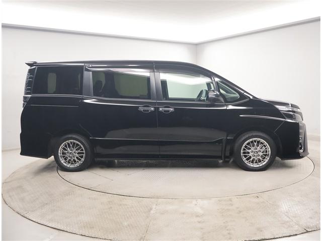 ヴォクシー ハイブリッドＺＳ　煌ＩＩＩ　両側オートスライドドア　点検記録簿　ＬＥＤライト　オートクルーズ　Ｂモニター　ＡＢＳ　エアバッグ　横滑り防止機能　アルミ　スマキー　キーレス　オートエアコン　ＤＶＤ再生可能　フルセグＴＶ　ナビ＆ＴＶ（4枚目）