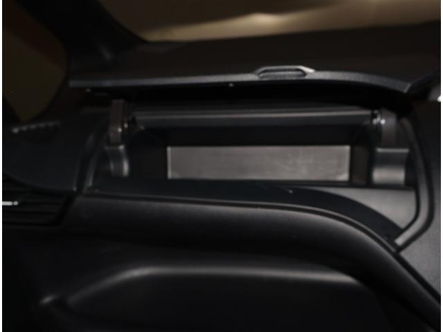 ヴォクシー ハイブリッドＺＳ　煌ＩＩＩ　両側オートスライドドア　点検記録簿　ＬＥＤライト　オートクルーズ　Ｂモニター　ＡＢＳ　エアバッグ　横滑り防止機能　アルミ　スマキー　キーレス　オートエアコン　ＤＶＤ再生可能　フルセグＴＶ　ナビ＆ＴＶ（16枚目）