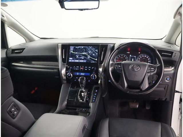 スタイリッシュなデザインのインパネ。各操作スイッチは使いやすい位置に配置されてます。