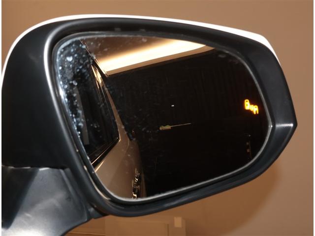 隣車線を走る車両をレーダーで検知し、ドアミラーでは確認しにくい後側方エリアに存在する車両に加え、急接近してくる車両も検知します。車両を検知するとドアミラーに搭載されたＬＥＤインジケーターが点灯します。