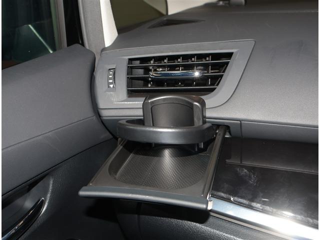 格納式のドリンクホルダー付きです。