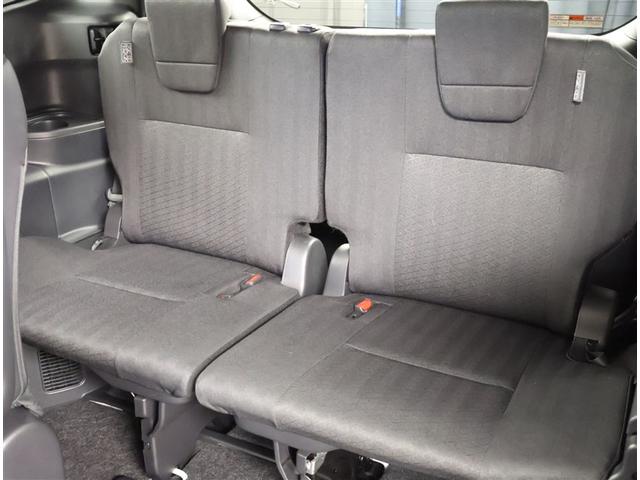 リアシートは可倒式になっていますので、長い荷物も収納できます！！